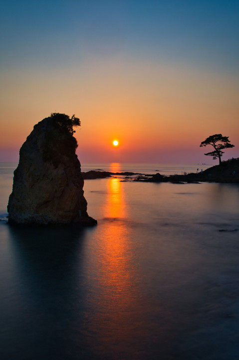 夕陽の道・海に浮かぶ奇岩「立石」＠秋谷・立石海岸