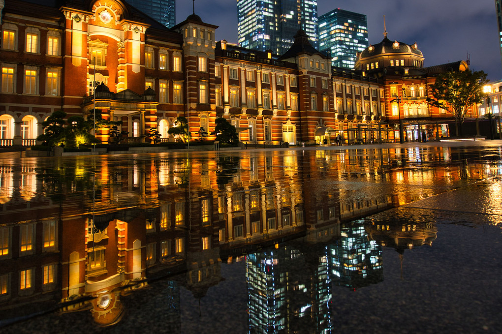 リフレクション夜景＠雨の東京駅