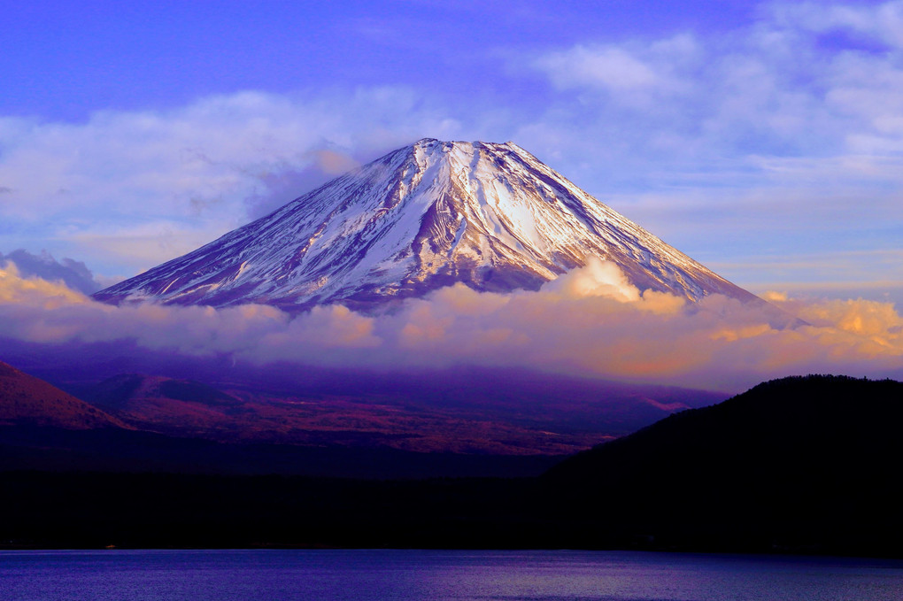 本栖湖からの富士山夕景