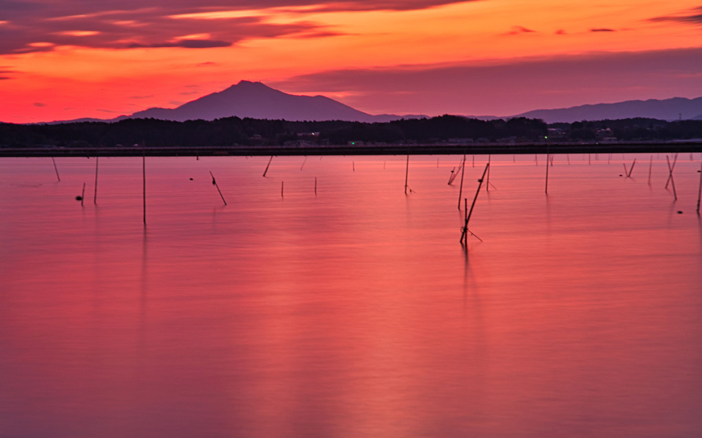 夕焼けに染まる涸沼・筑波山＠親沢公園