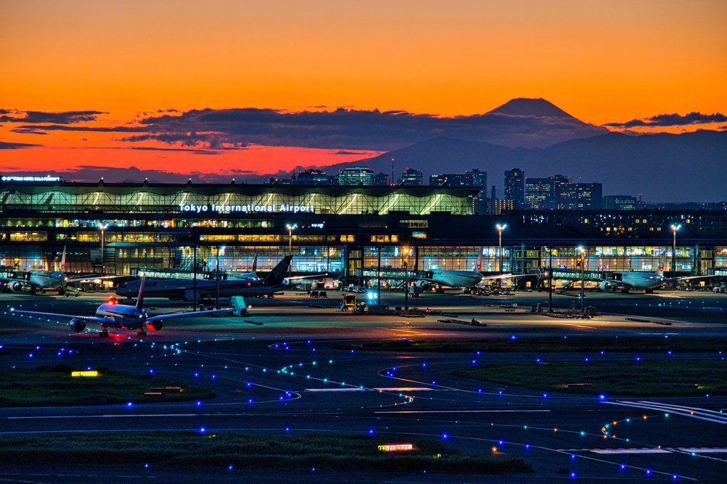 雲多し・富士山夜景＠羽田空港第１ターミナル