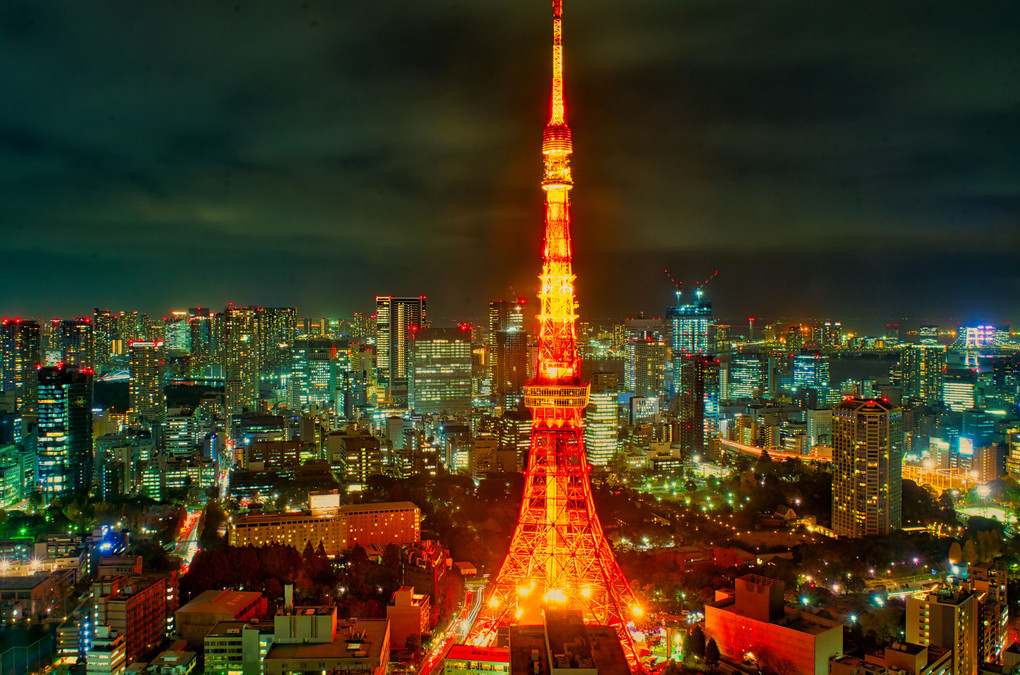 曇天・暖かく輝く東京タワー＠麻布台ヒルズ
