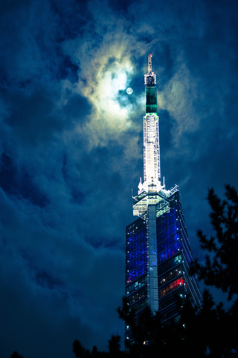 中秋の名月と福岡タワー