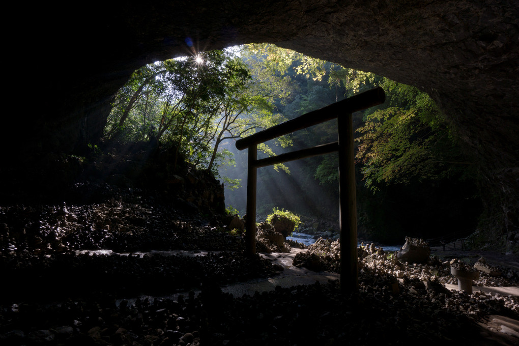 洞窟を照らす光