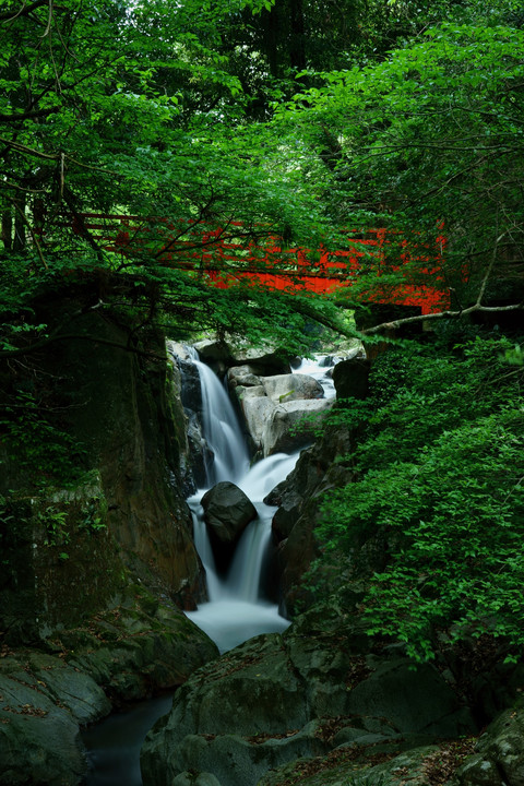 白竜の滝と赤い橋