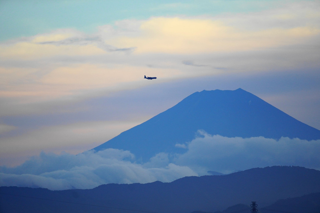 夏の夕暮れ・富士山と入道雲と飛行機と！！