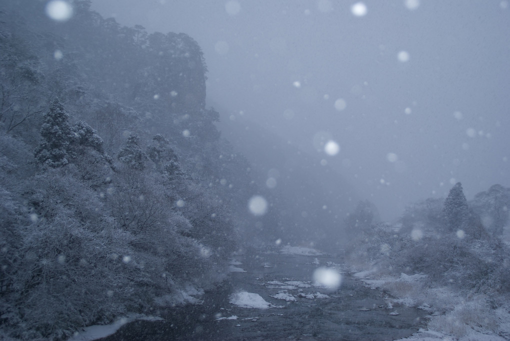 奥久慈渓谷に雪が降る