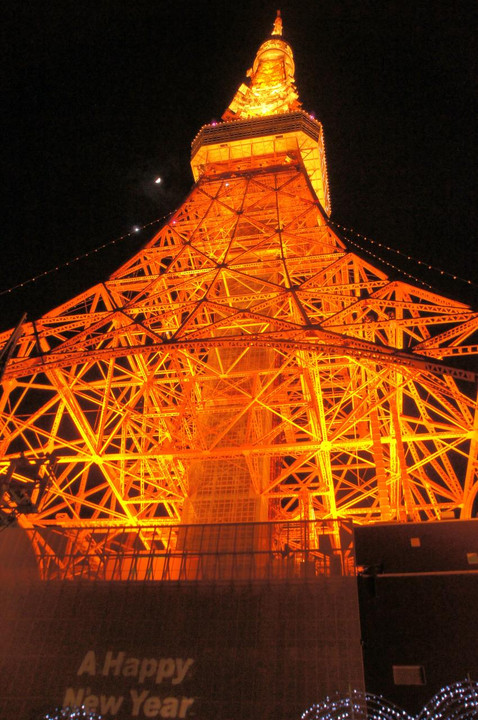 新年の東京タワーと上弦の月