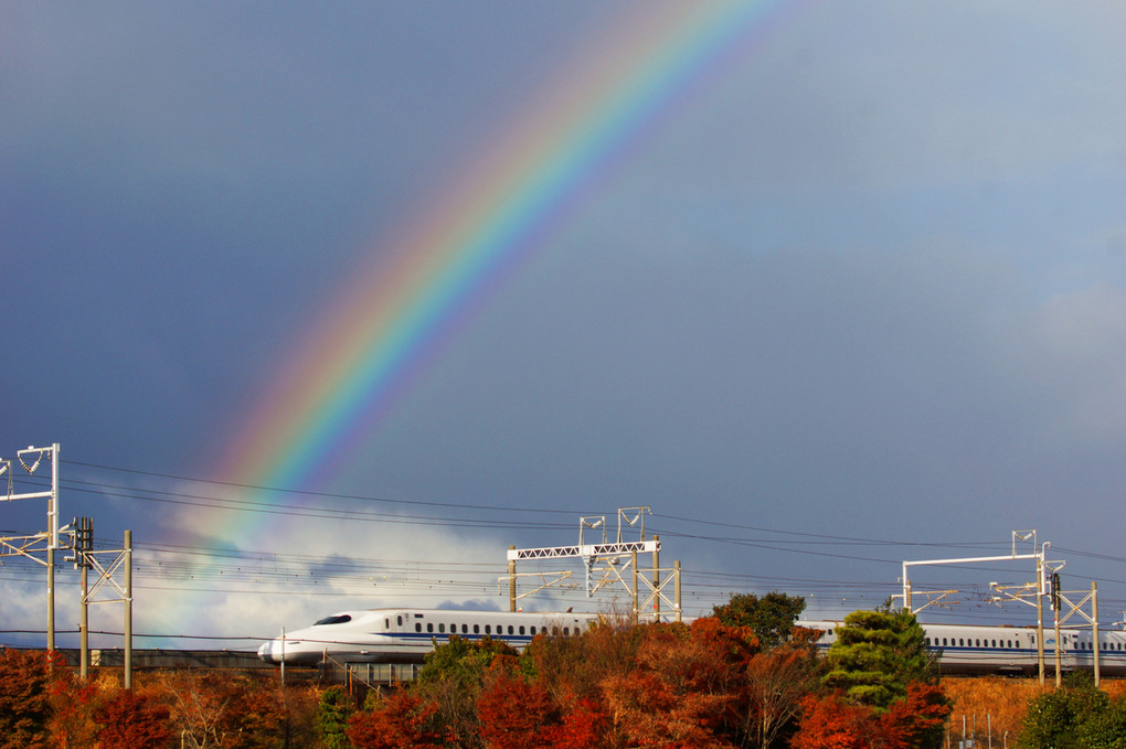 虹のアーチをくぐる新幹線