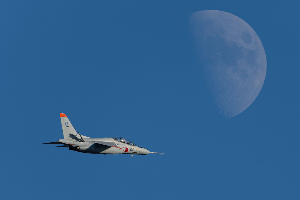 月と戦闘機（練習機）②