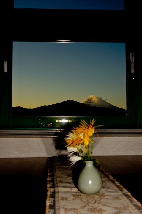 窓越しの夕景富士