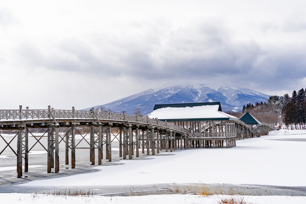 雪の「鶴の舞橋」と岩木山
