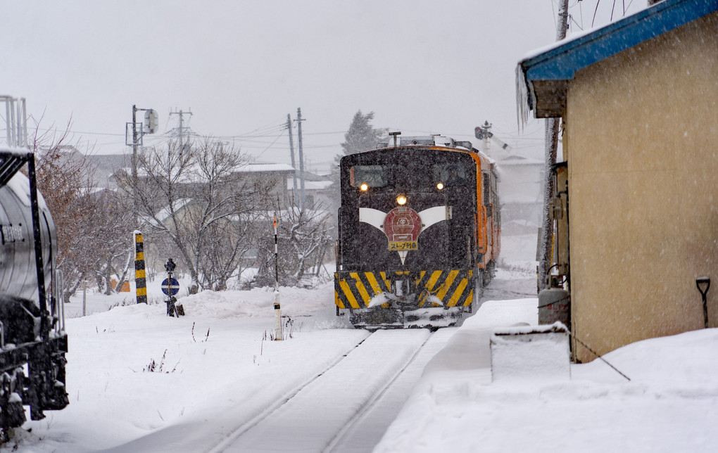 雪の中、ストーブ列車の到着です