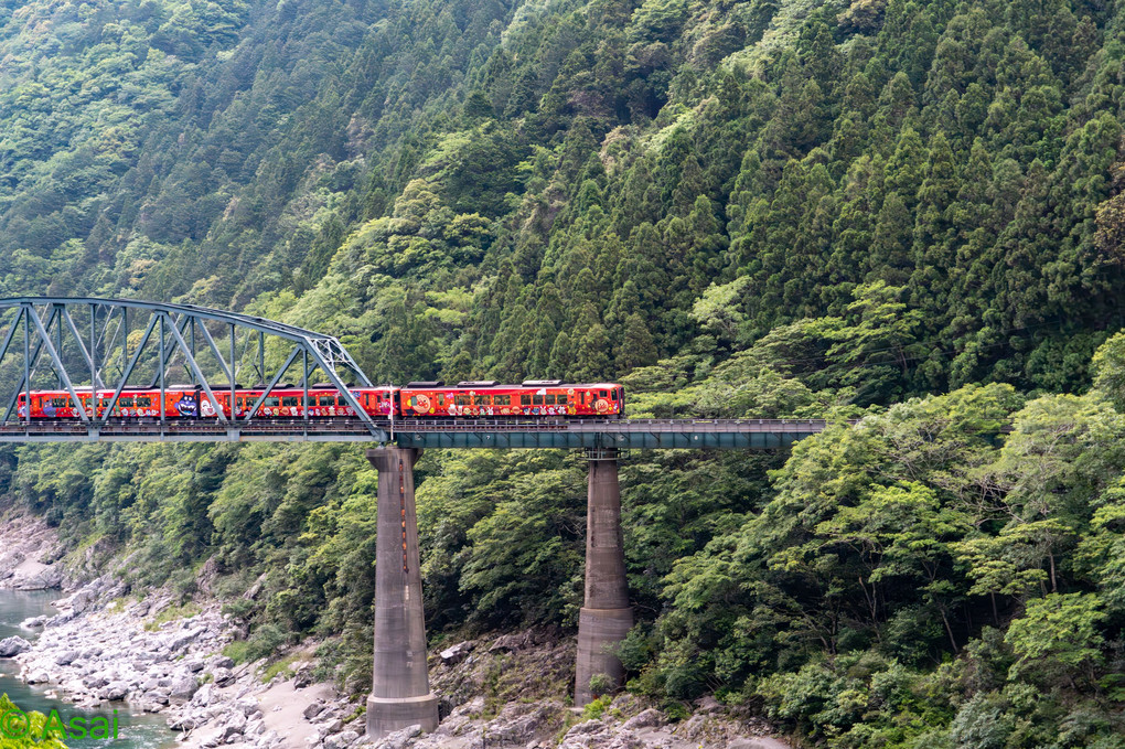 大歩危の橋梁を渡るアンパンマン列車