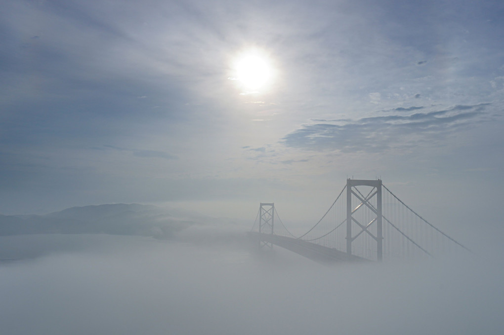 霧に包まれる大鳴門橋