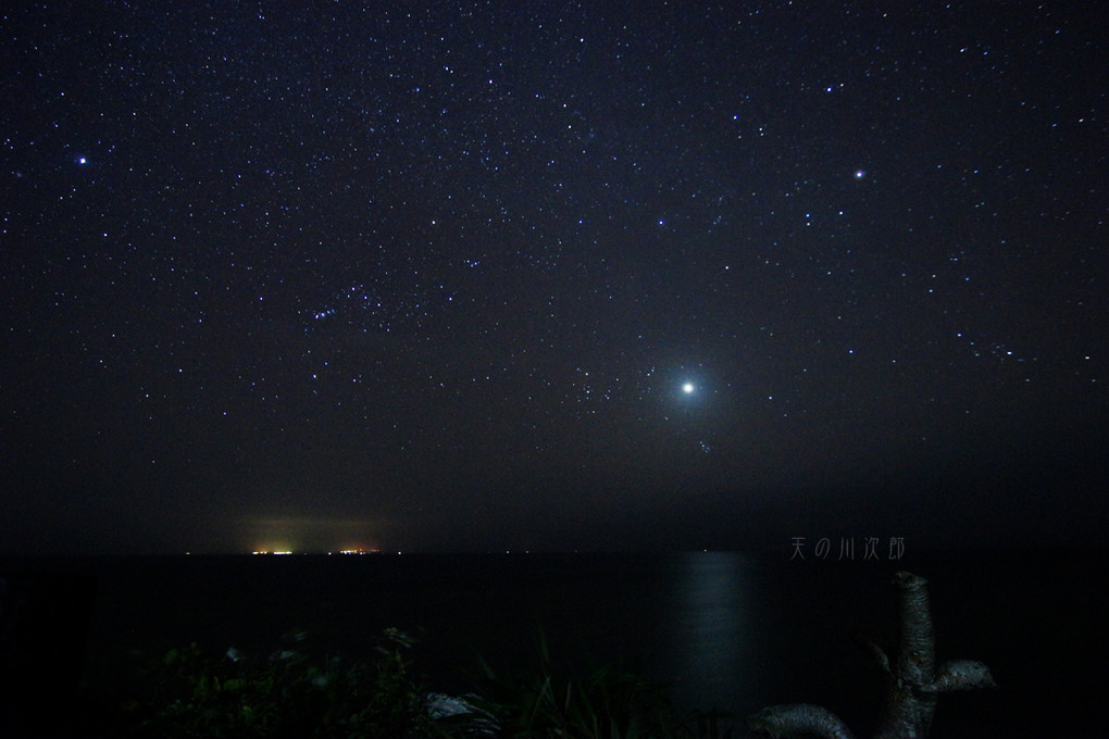 海面に映る金星の光