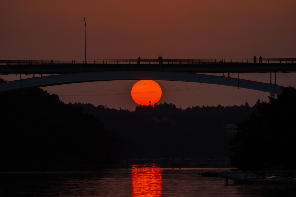 賢島大橋をくぐる夕陽
