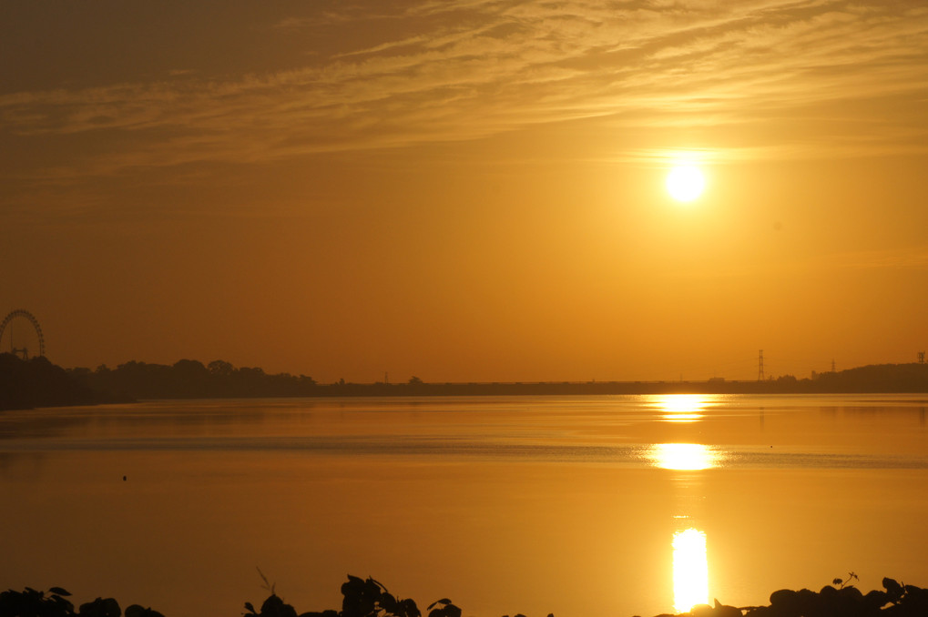 多摩湖に陽が昇る