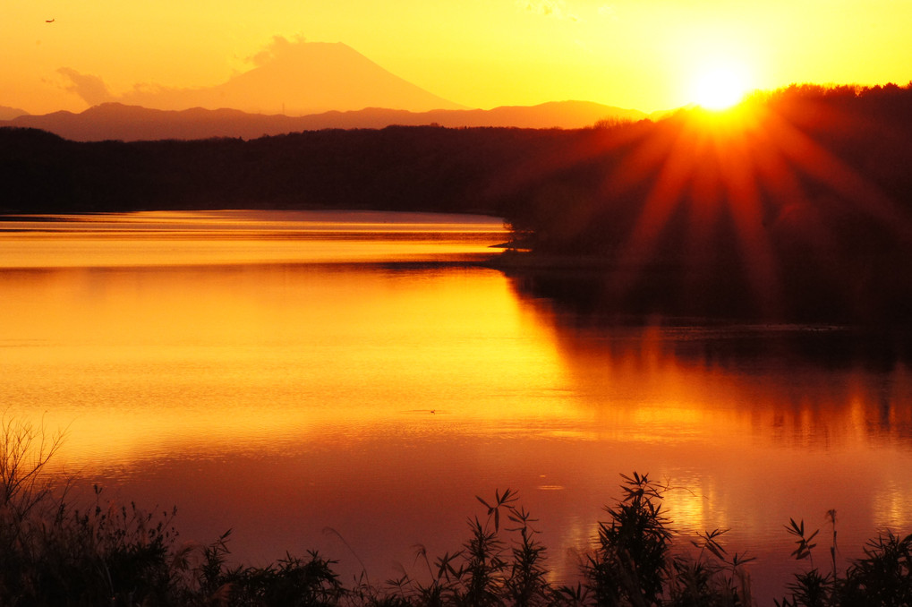 夕日に染まる富士と湖面