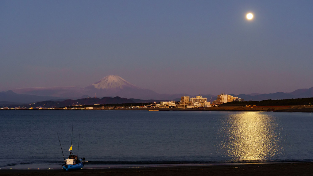 月と富士山