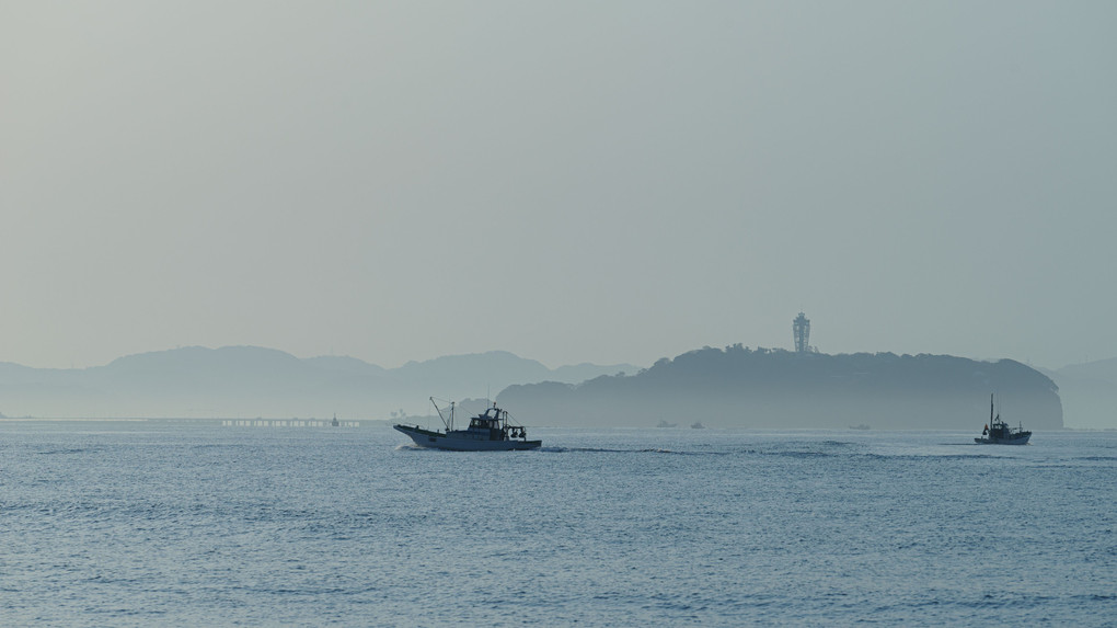 江ノ島とシラス漁船