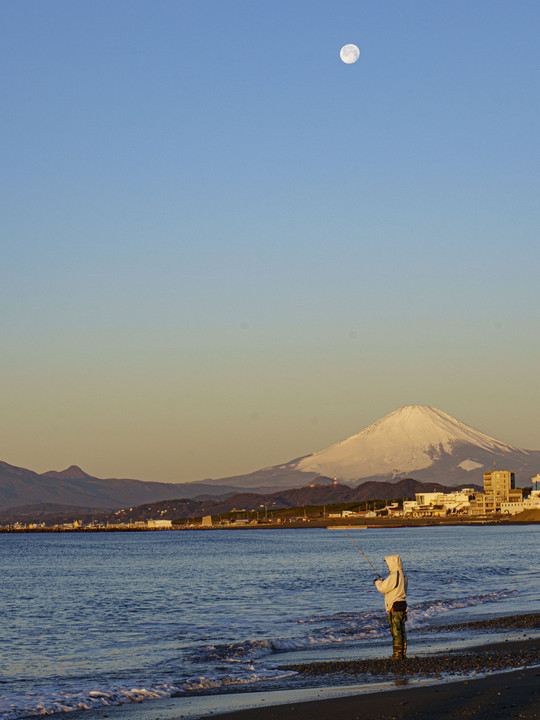 月と富士山と釣り人と