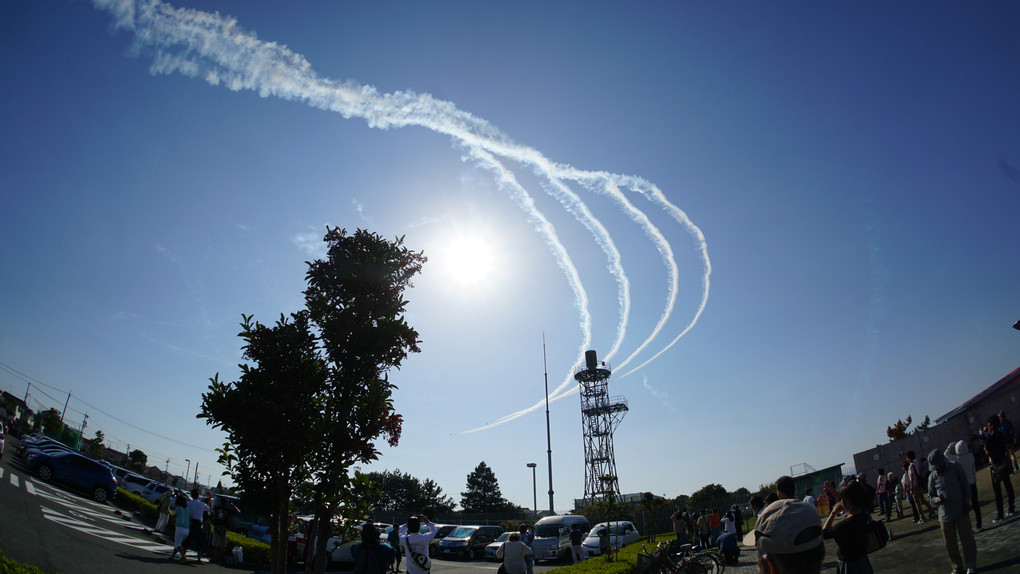 展示飛行中のT-4「ブルーインパルス」