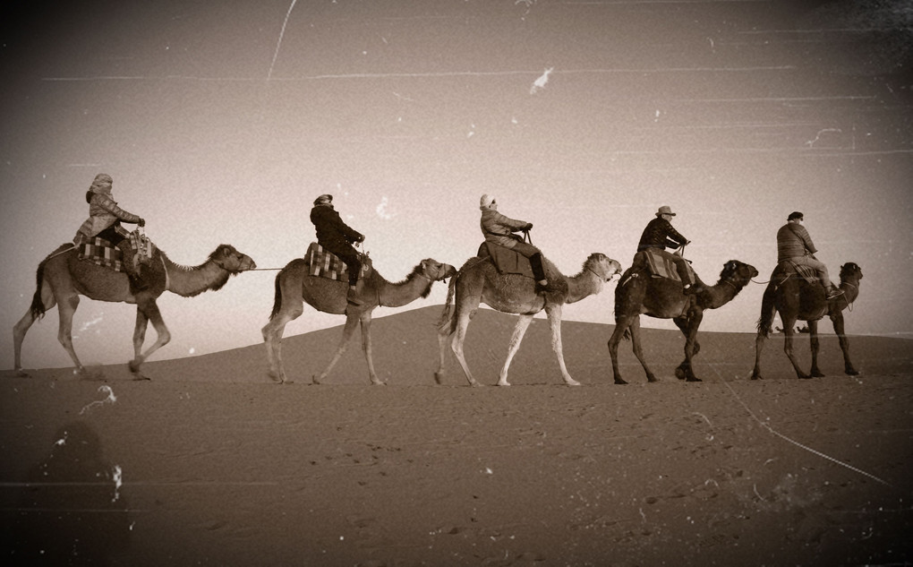 砂漠のキャラバン風写真