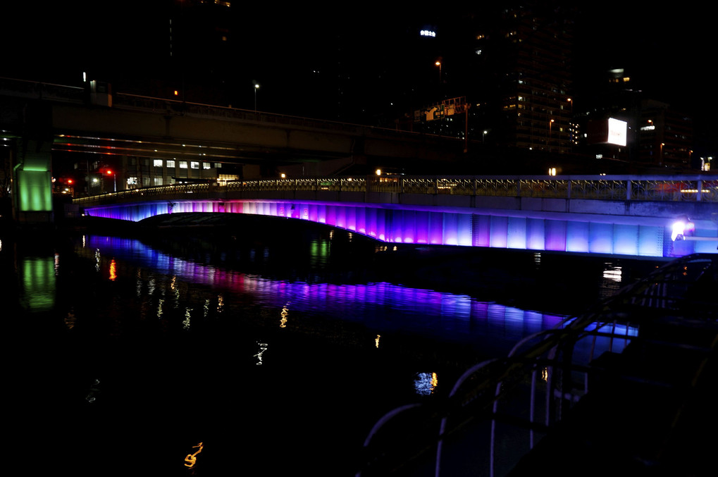 大阪中之島公園夜景　4　虹色の橋