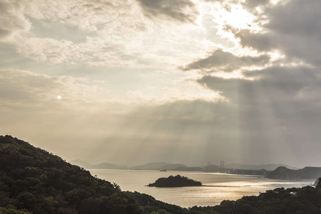 雲に隠れ太陽光が照らす鳴門海峡