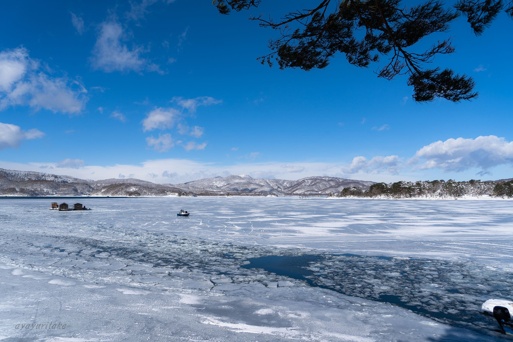 凍てつく湖に青い空