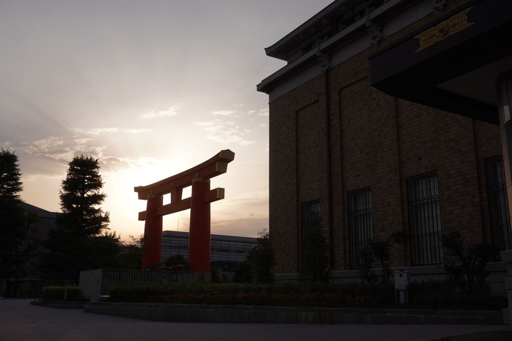 京都市京セラ美術館と平安神宮大鳥居