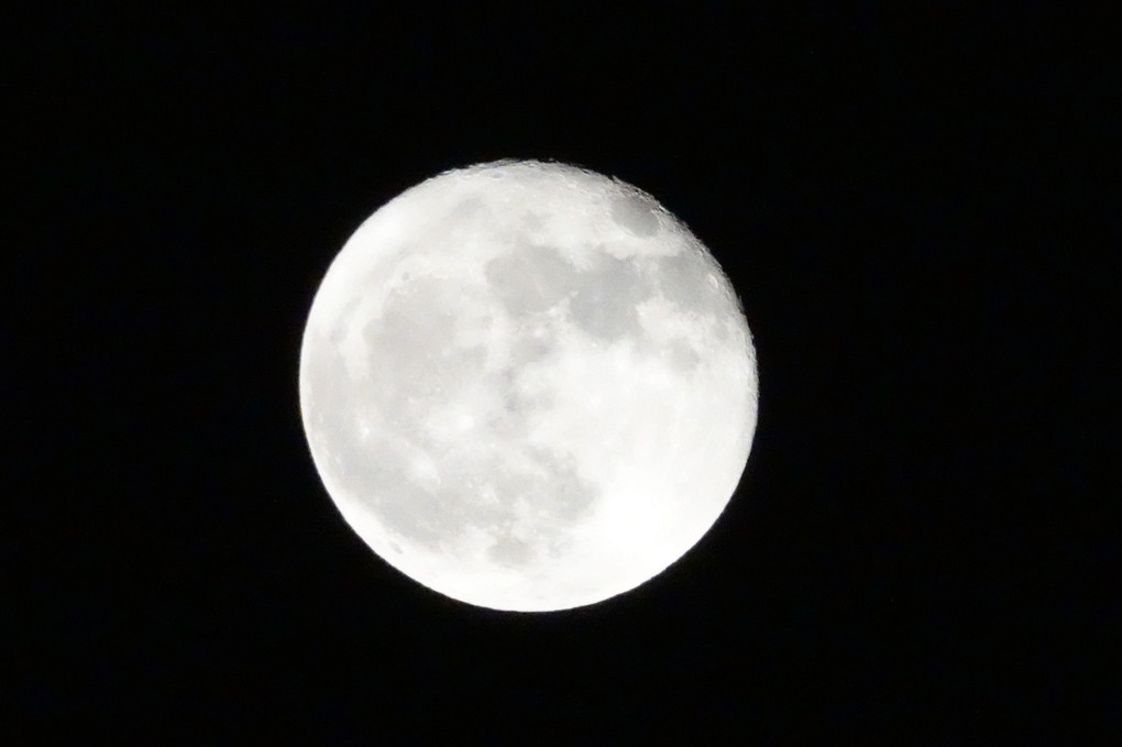 DSC-RX10M4で撮影した満月