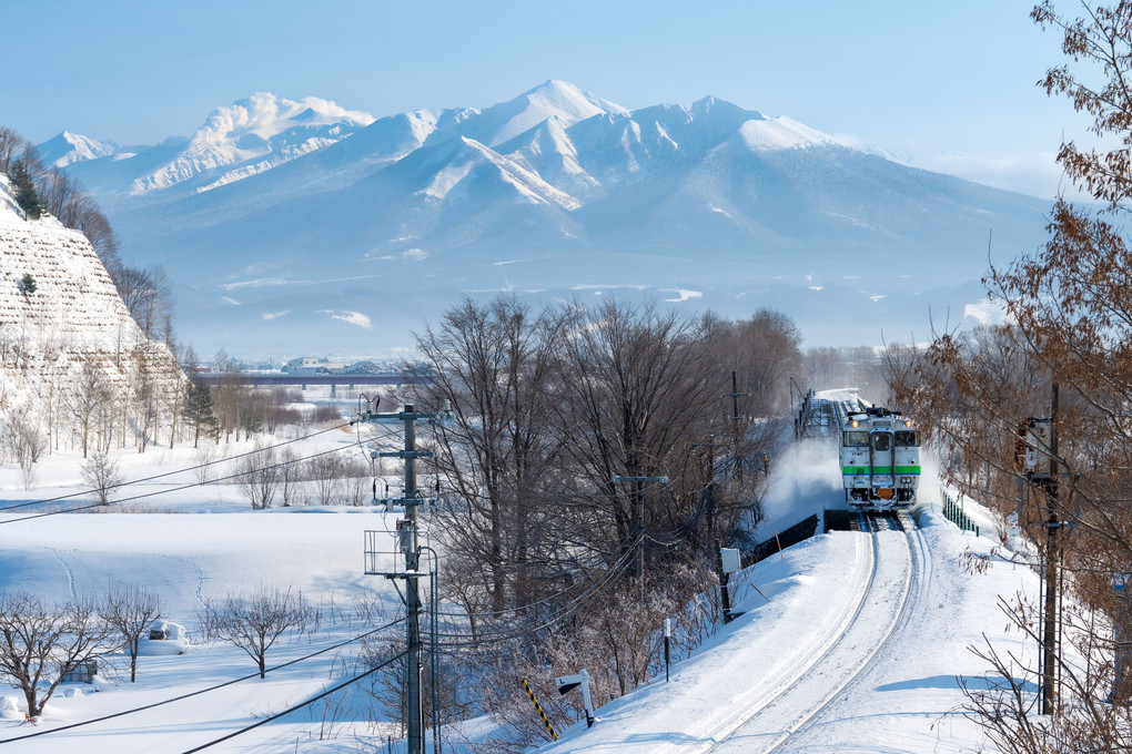 十勝岳を背景に奔る。。♪