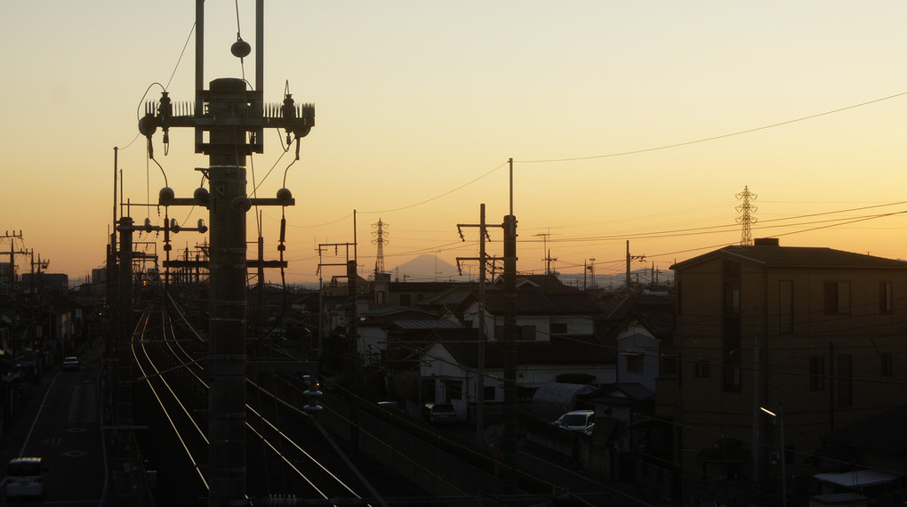 夕暮れの電柱と富士影