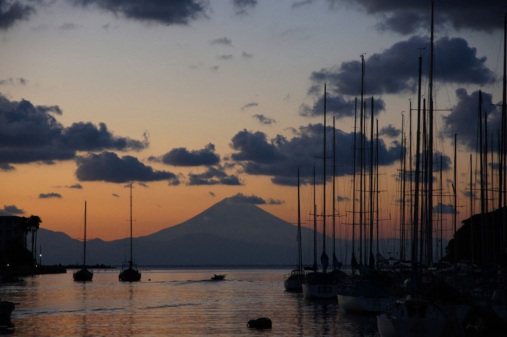 諸磯湾から夕暮れの富士山