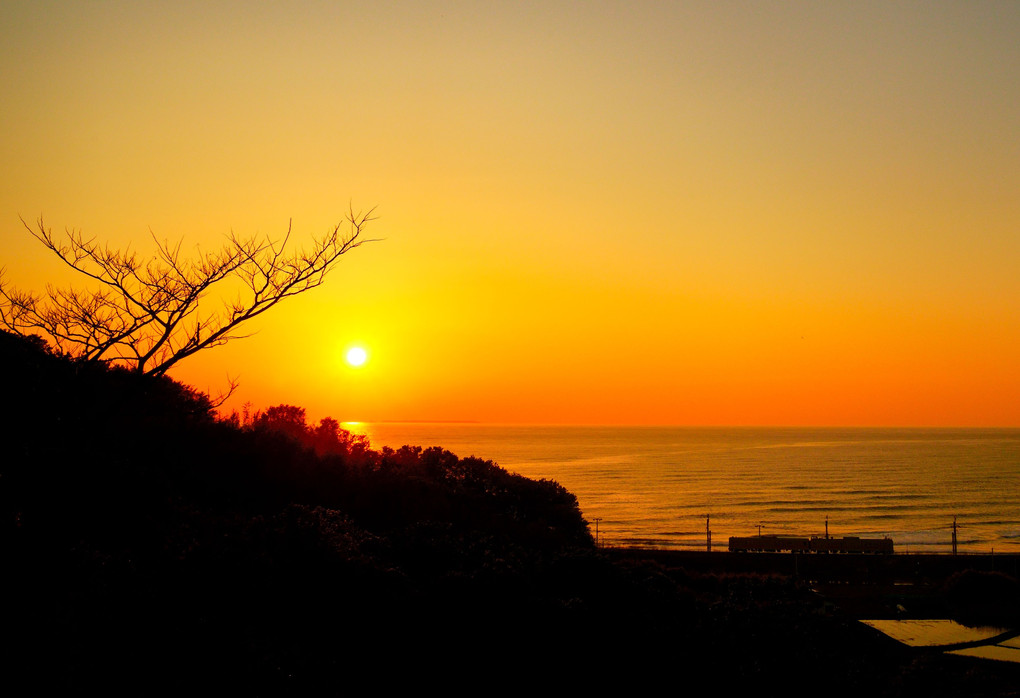 日本海に沈む夕日と羽越本線