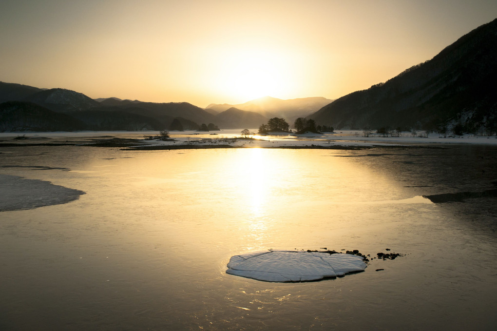 秋元湖の朝陽輝く