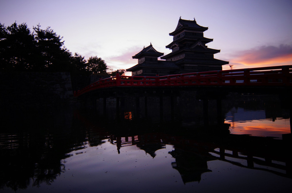 松本城（秋の朝）