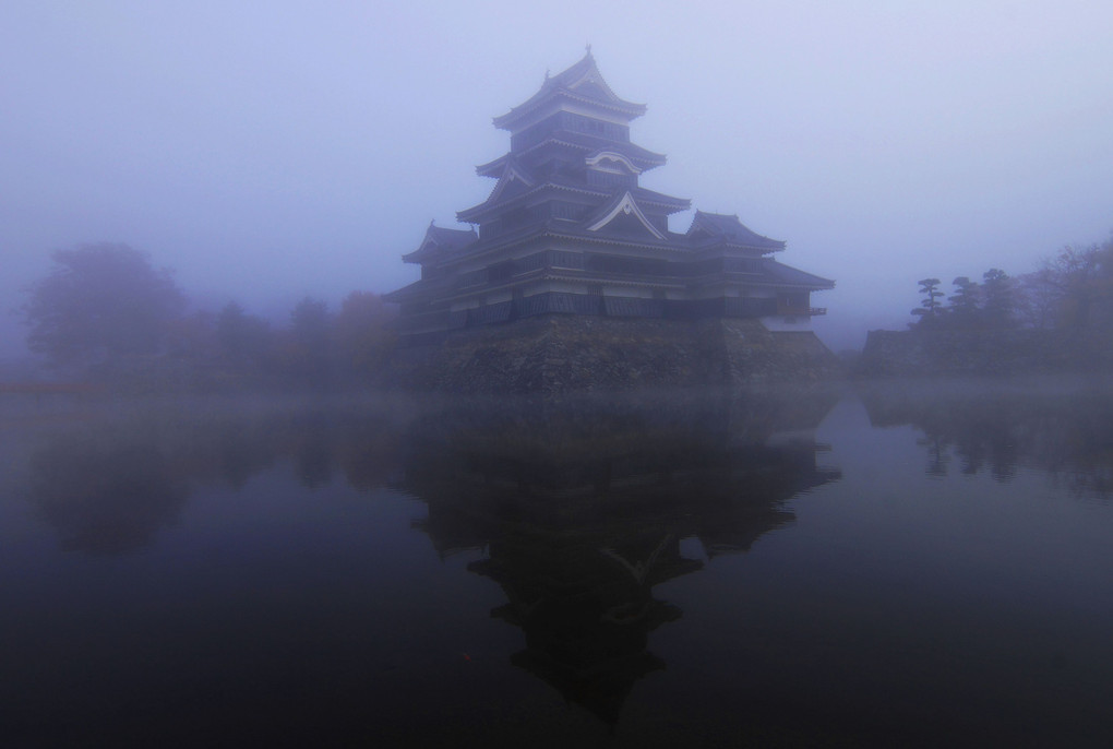 霧の松本城