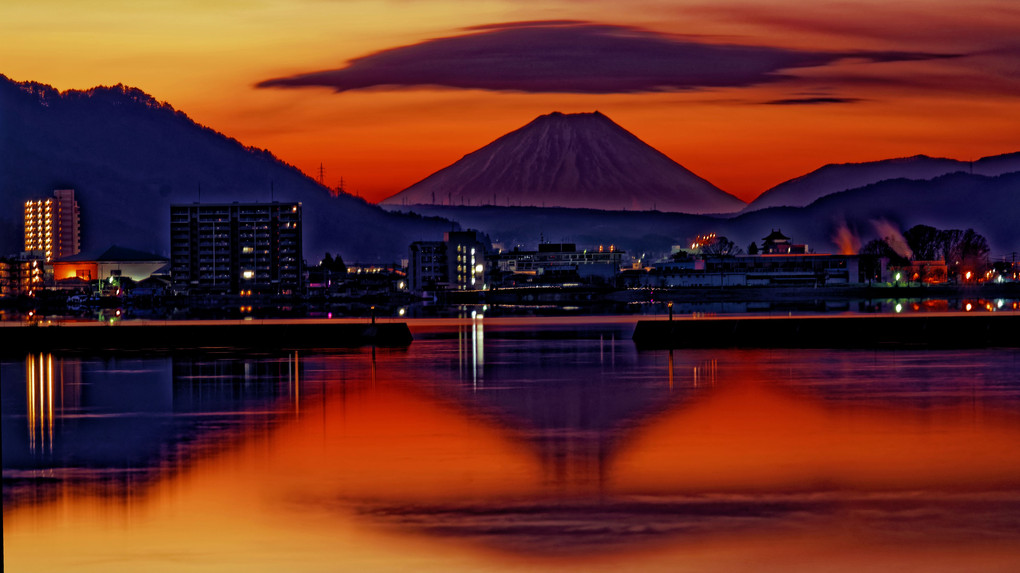 夜明け（富士山と諏訪湖）
