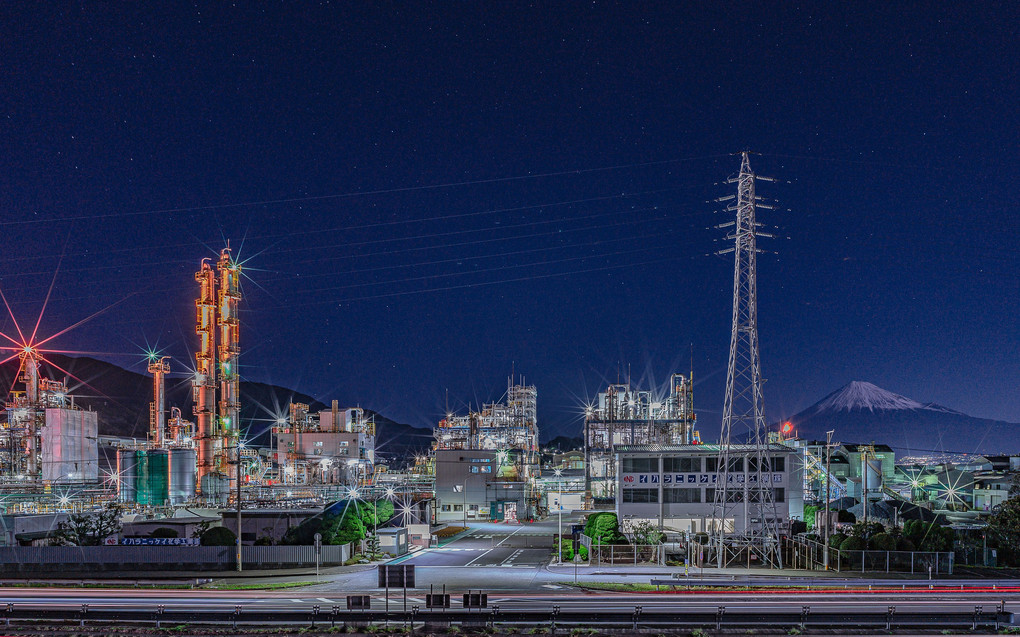 工場夜景と富士山と