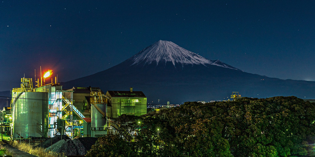 工場夜景と富士山と