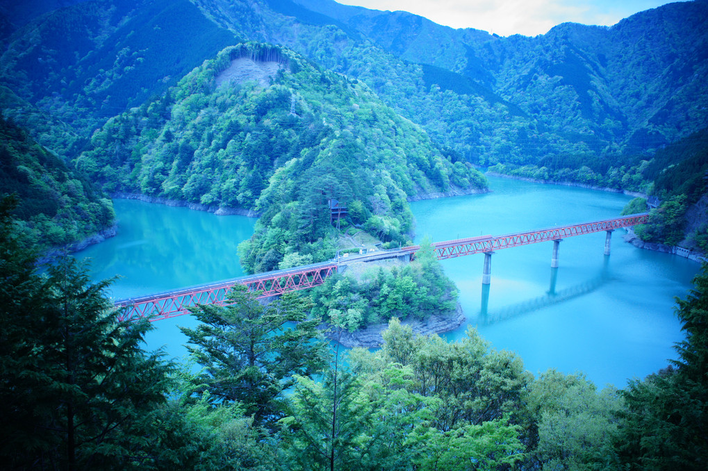 湖の中の駅