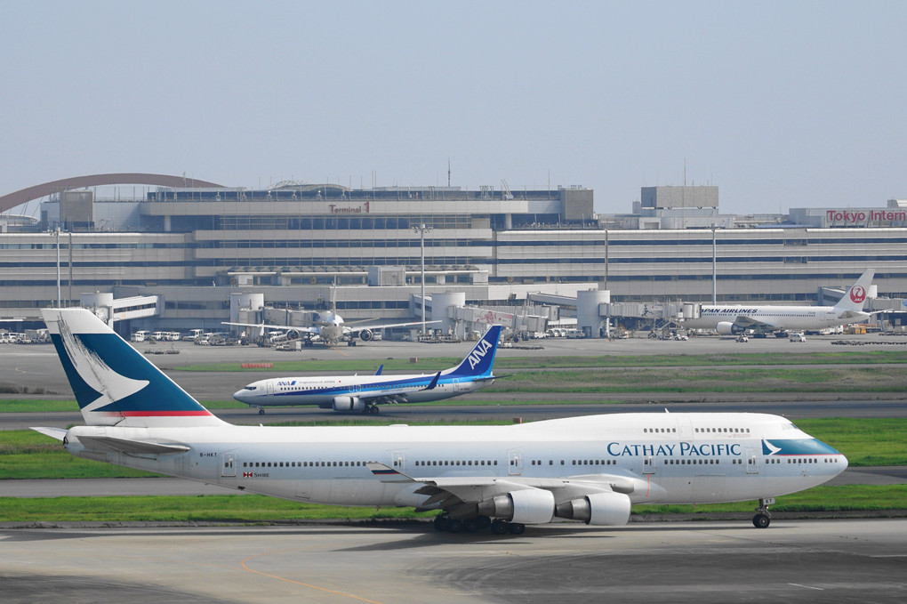 Good-bye! CATHAY PACIFIC 747-400  