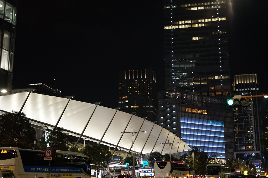 東京駅八重洲口バス乗り場の夜景