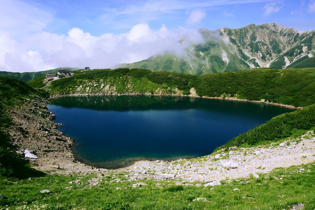 みくりが池と別山（標高2,880m）