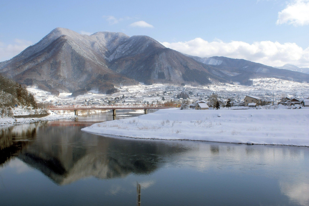 飯山線沿いの千曲川の雪景色
