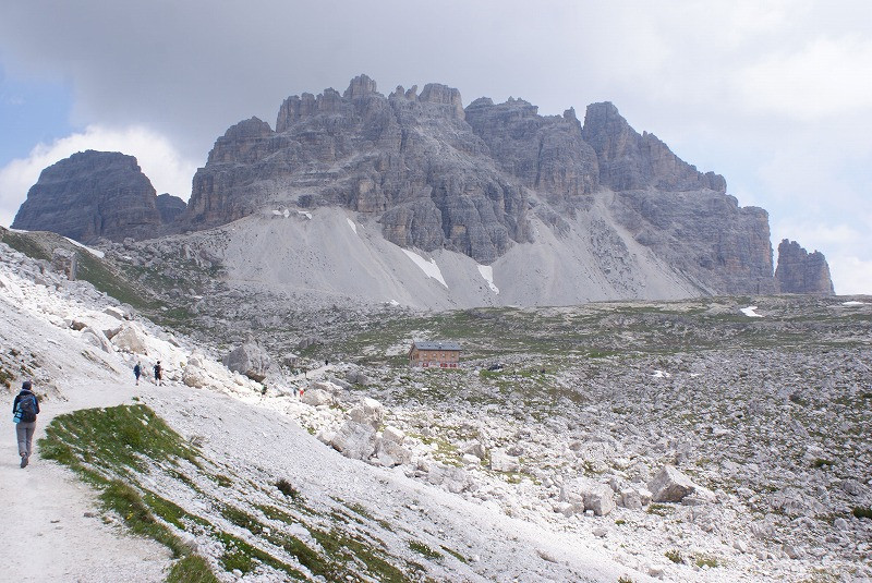 ドロミテ山塊　トレ・チーメ・ディ・ラヴァレード峰のハイキング