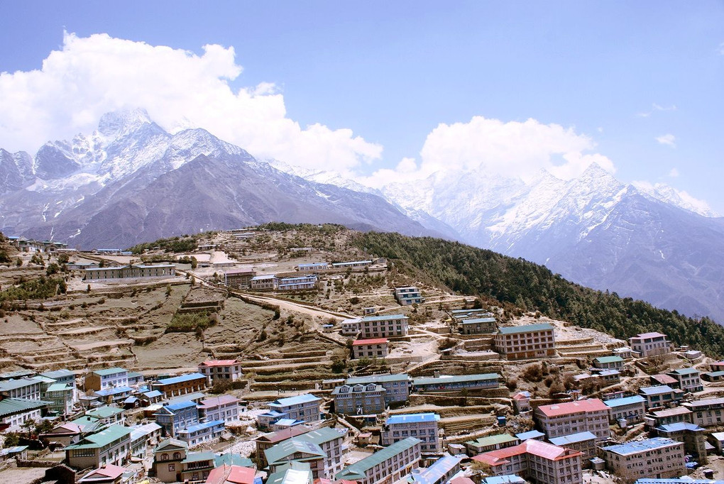 ネパールのナムチェバザールはヒマラヤに囲まれています。